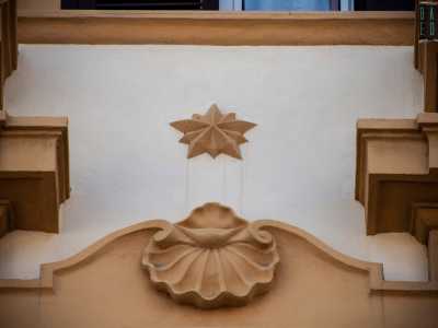 ...alcune delle quali sormontate da decori a conchiglia o a stella e da fini architravi